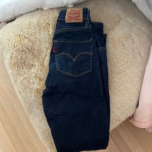 Like new 721 High rise skinny Levi‘s jean in size 25